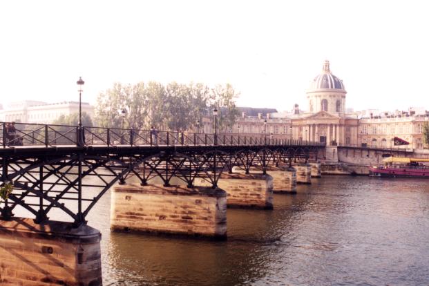 [Photo of Footbridge over Seine]